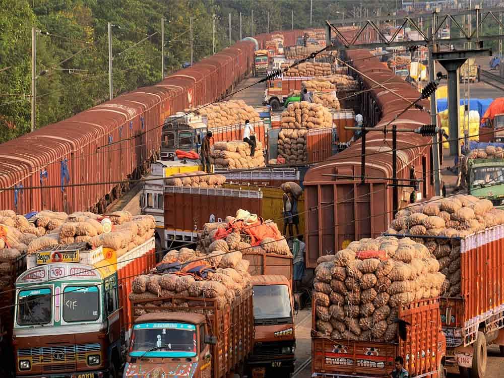 Govt bans onion export, imposes stock limit on traders