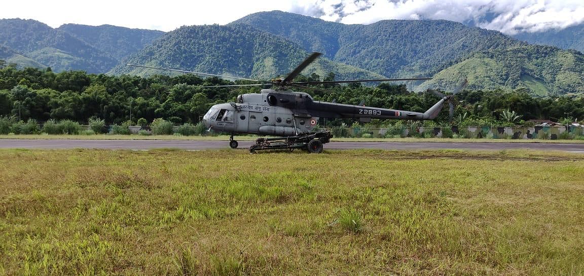IAF chopper lifts army's light field gun in Arunachal