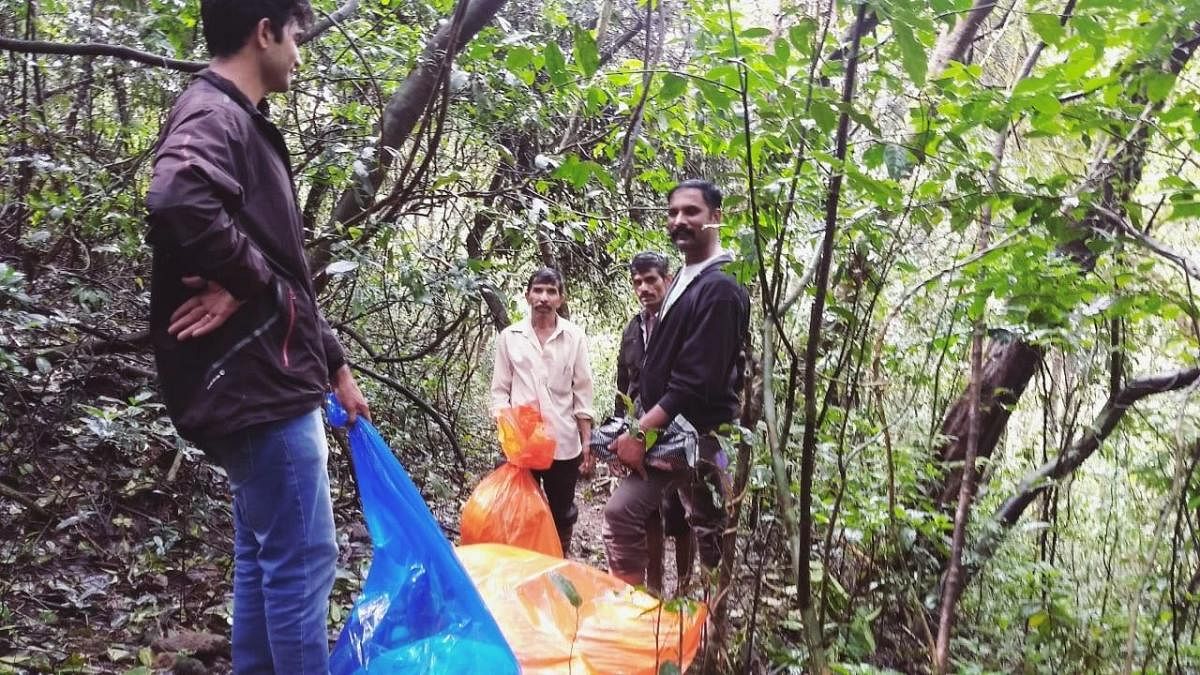 B’luru youths trek to Kodagu to deliver relief material