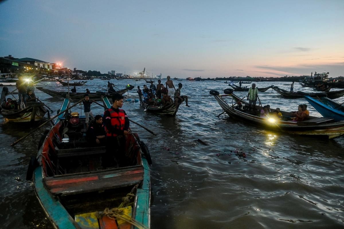 Myanmar military sinks boats, many dead: Arakan Army