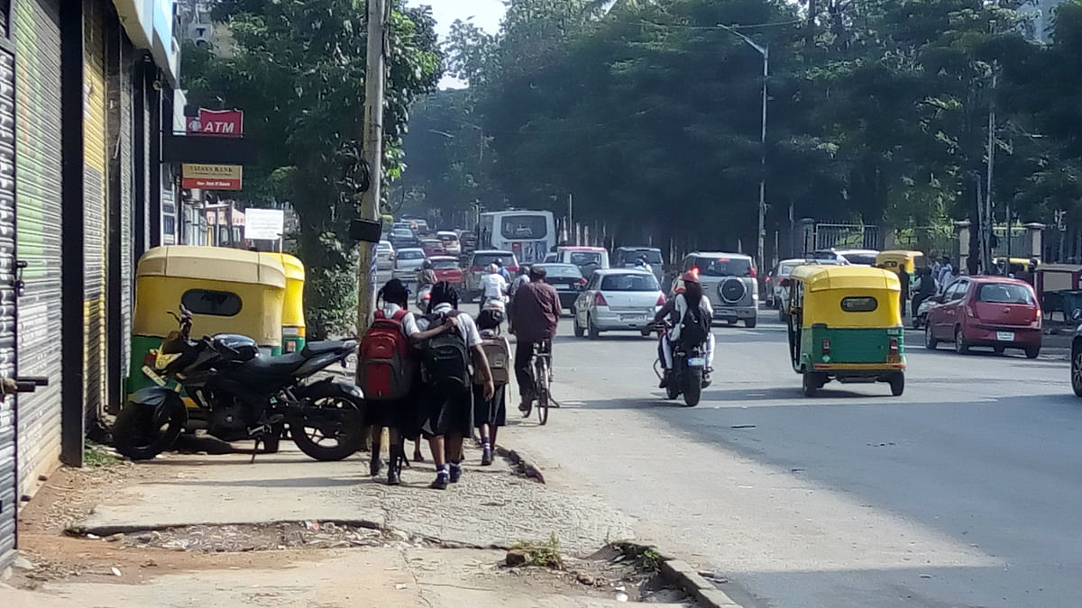 Children walking amid the air pollution in J C road