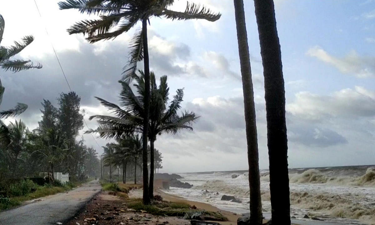 'Maha' cyclone; Coast Guard on high alert