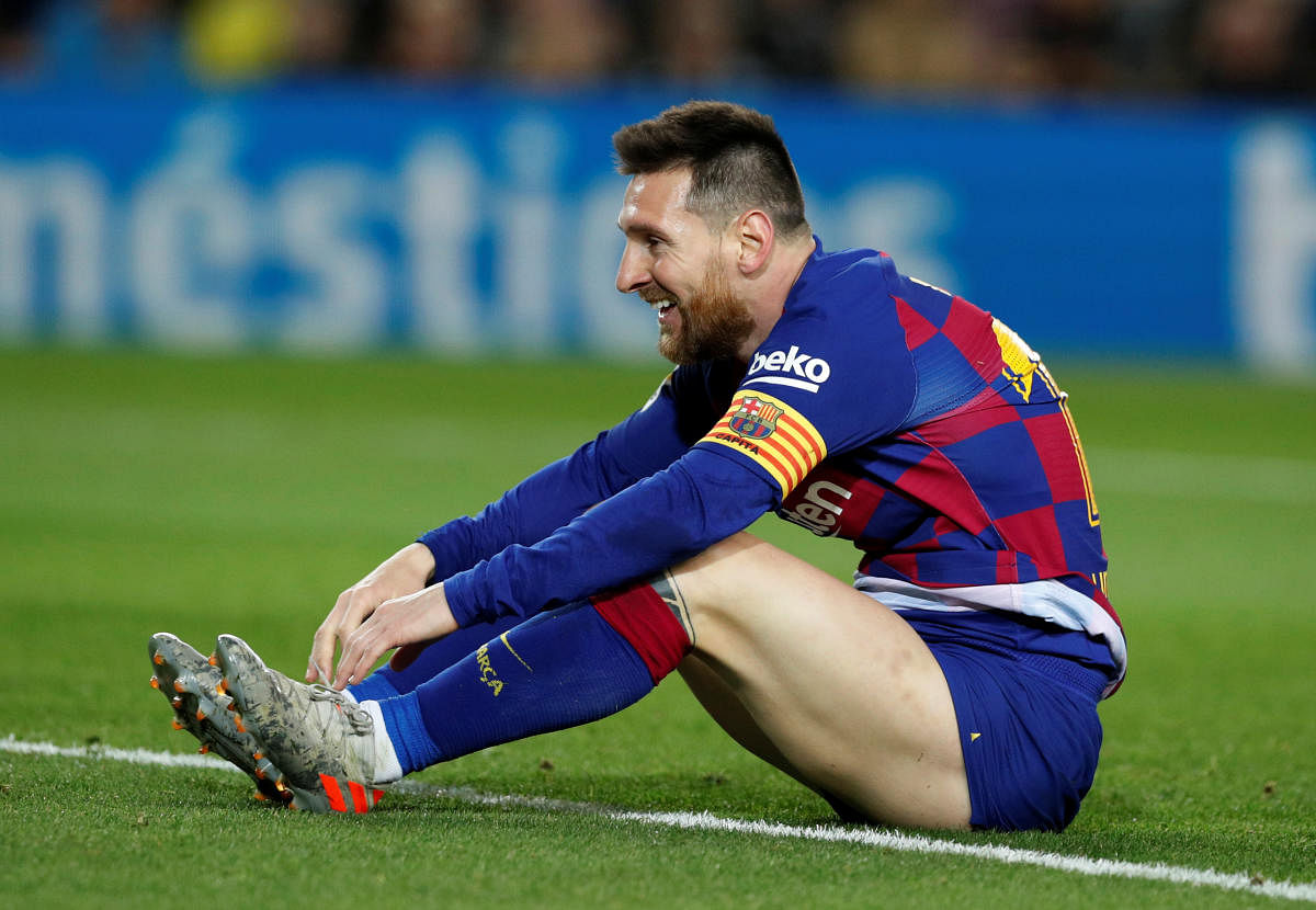 Messi's dead-ball hat-trick puts Barca back on top