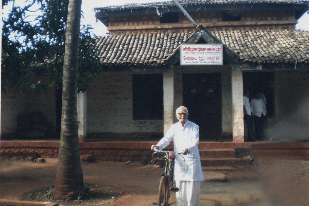 Kutre Sadashiv Bhosle along with his cycle in front of Gandhi Ghar.