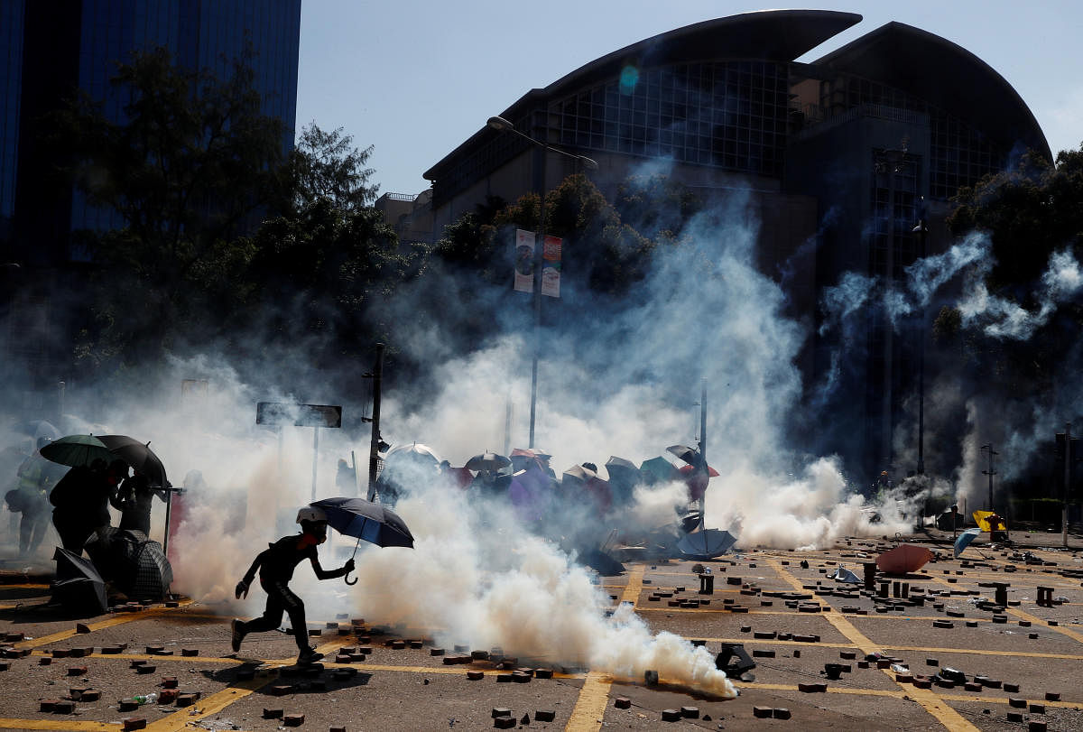 HK: Protesters-police clash at key campus battleground