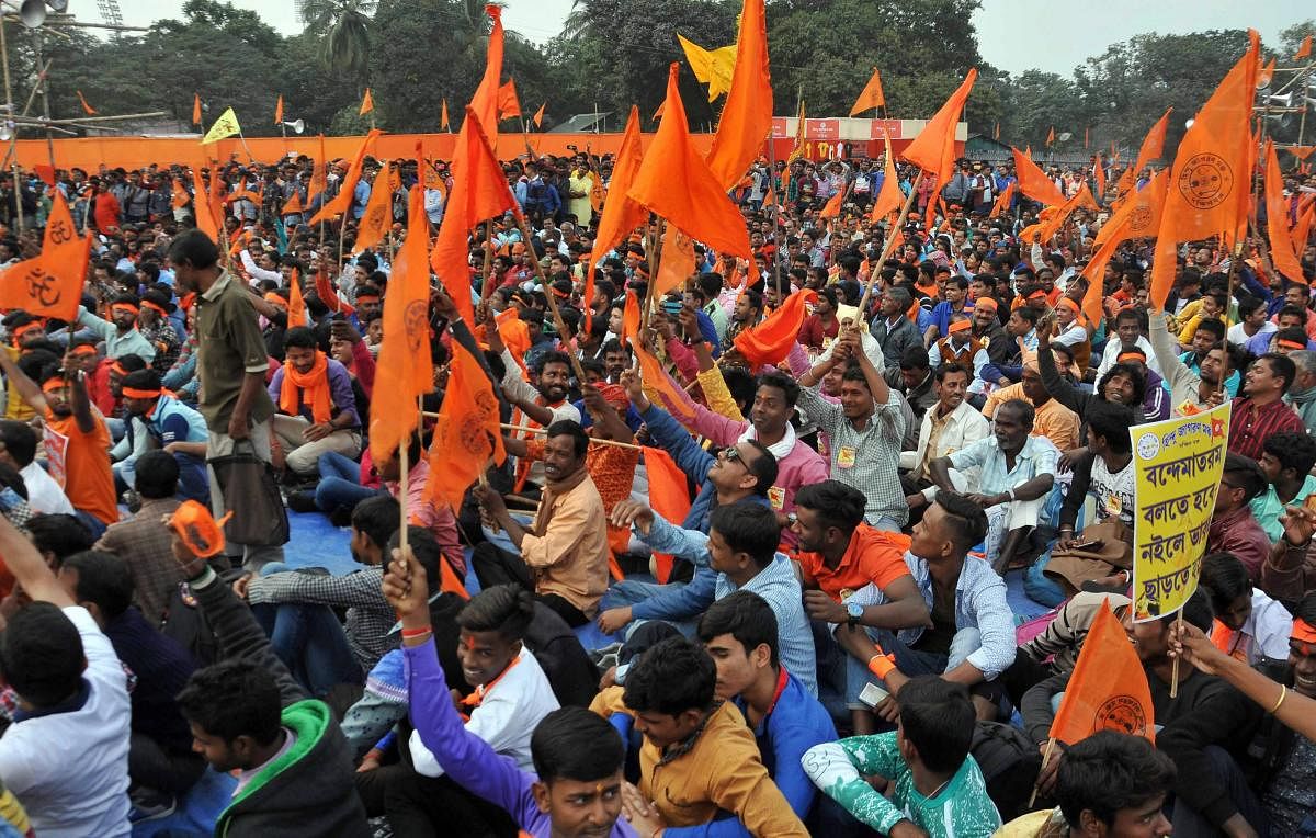Hindu Jagaran Manch members clash with police in WB