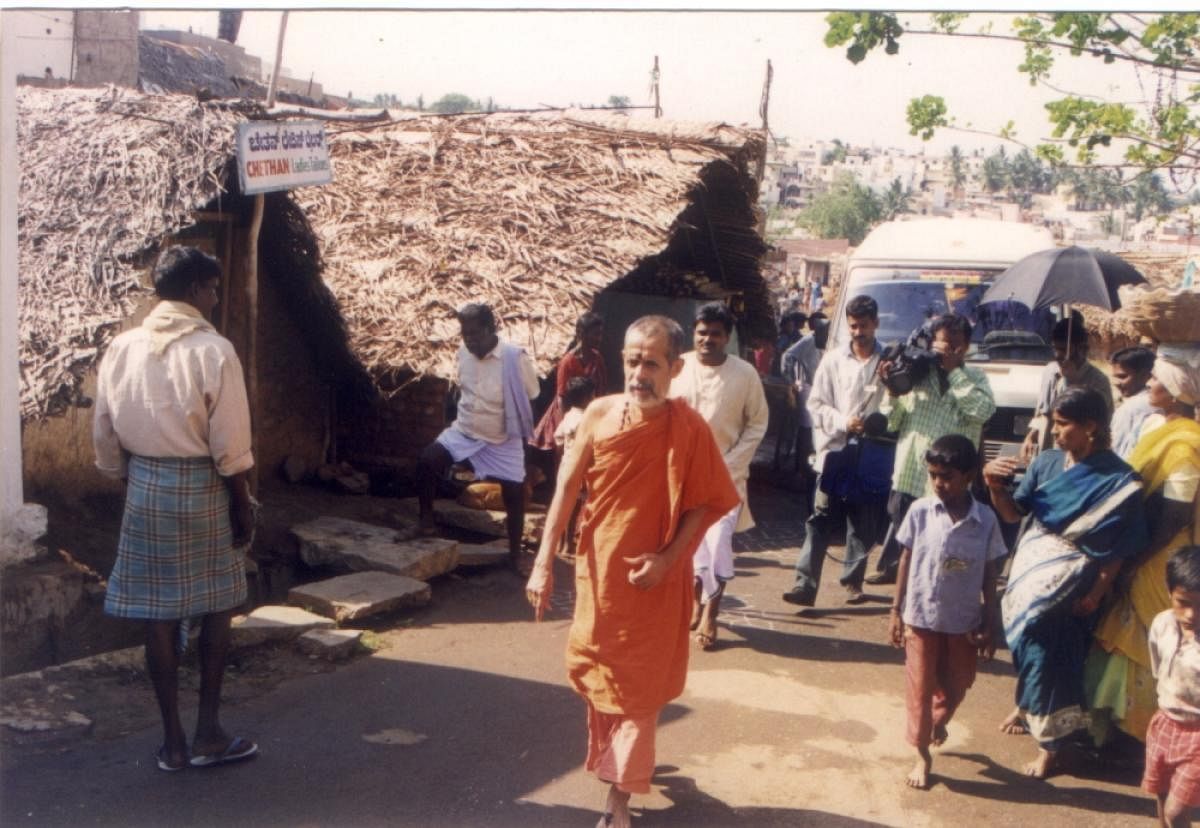 Vishwesha Teertha at a colony of the poor and the oppressed.