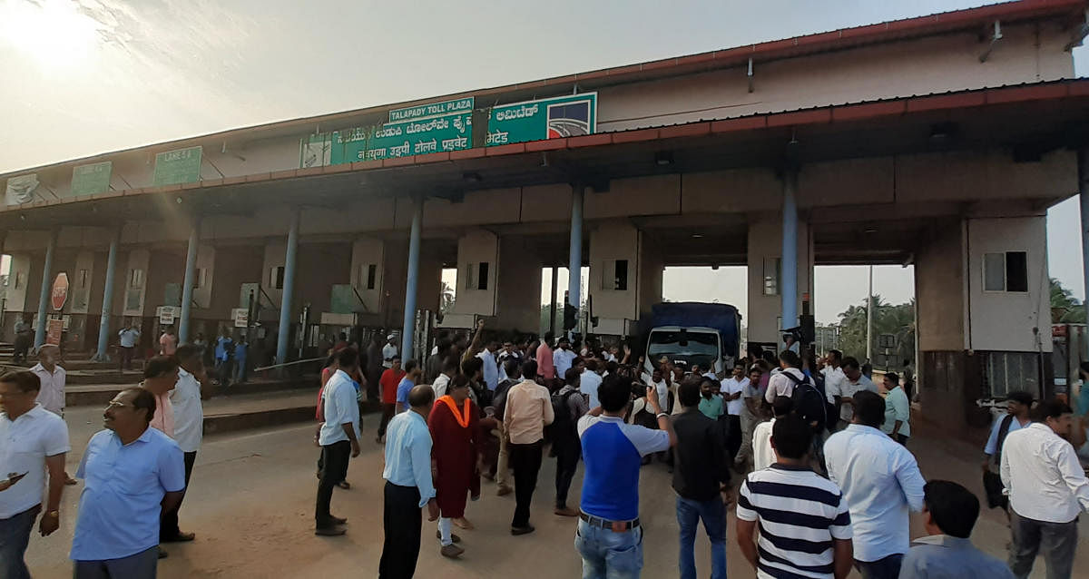 BJP protests by refusing to pay toll at Talapady