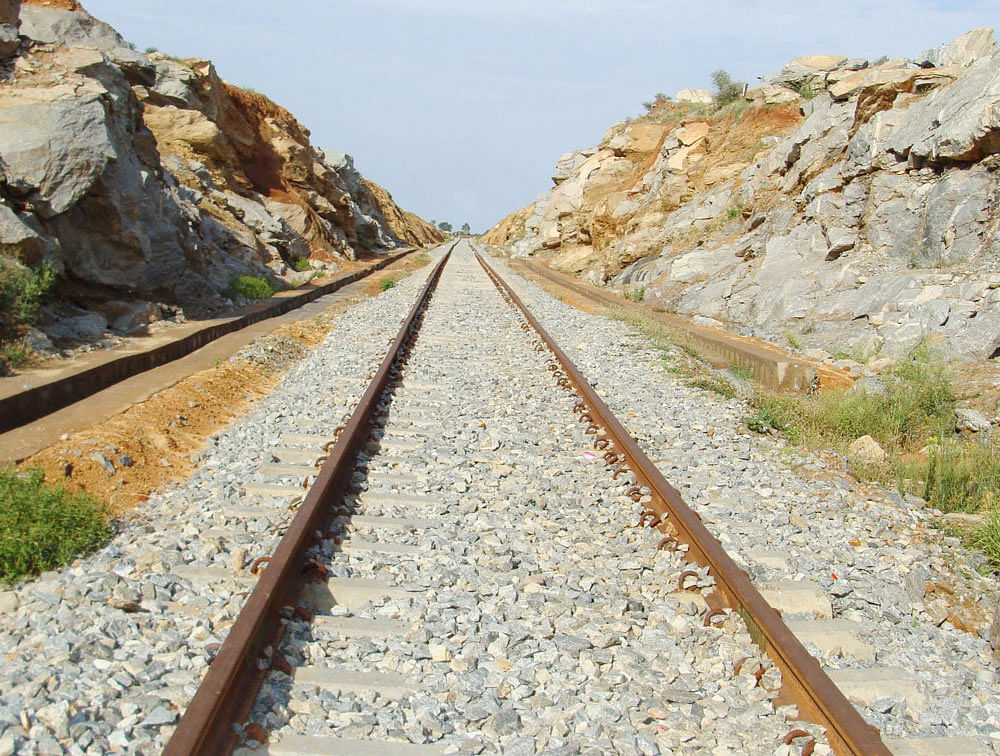 Railway Ministry to build fence along tracks