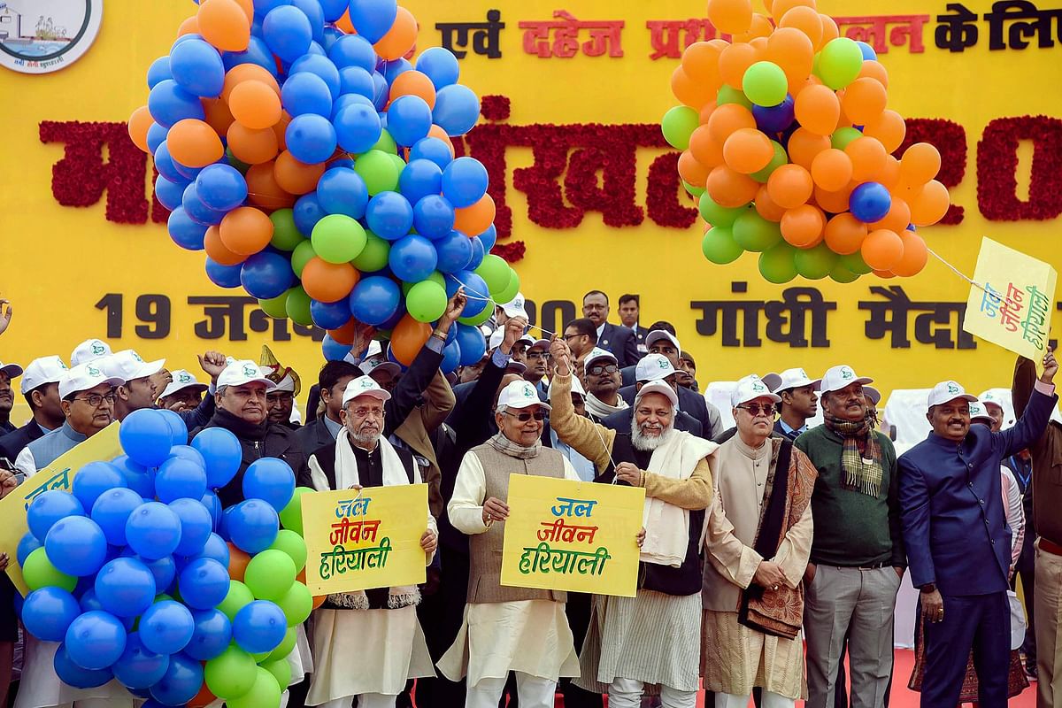 Nitish Kumar leads human chain in Bihar