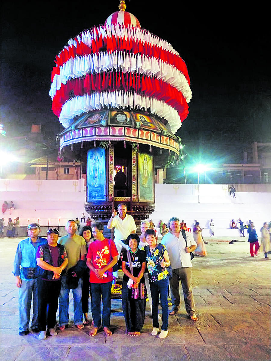 Foreign guests get a glimpse of local culture