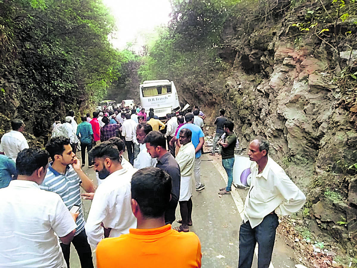 9 killed, 15 injured as bus hits boulders