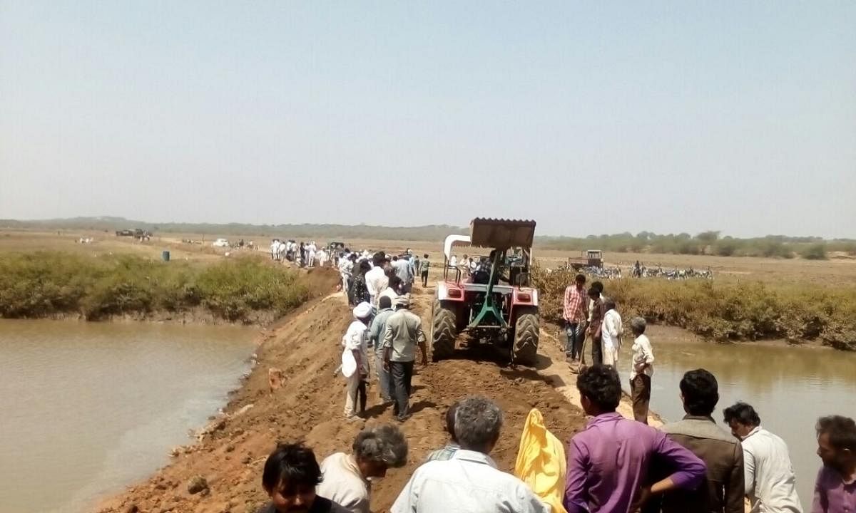Gujarat farmers build weir after govt's 25-yr apathy