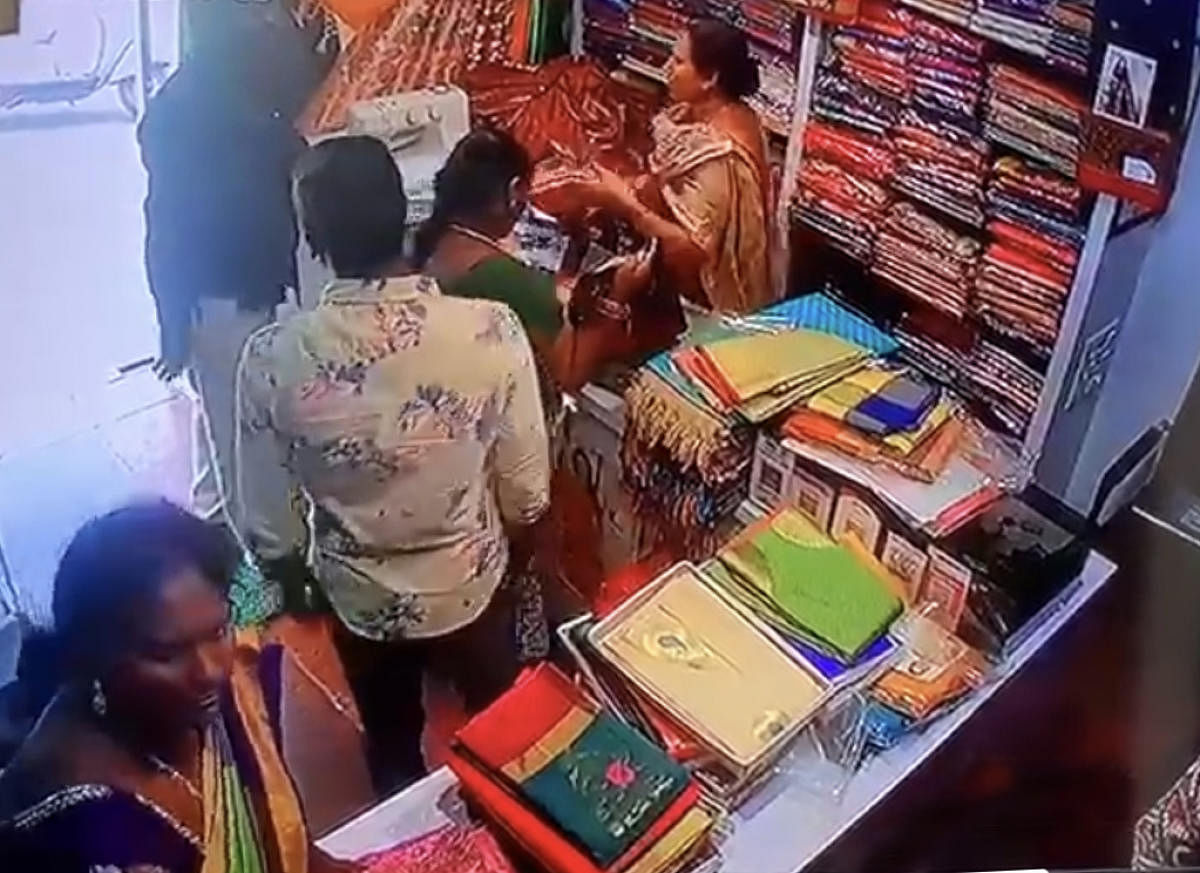 Gang new to city steals silk saris in sleight of hand