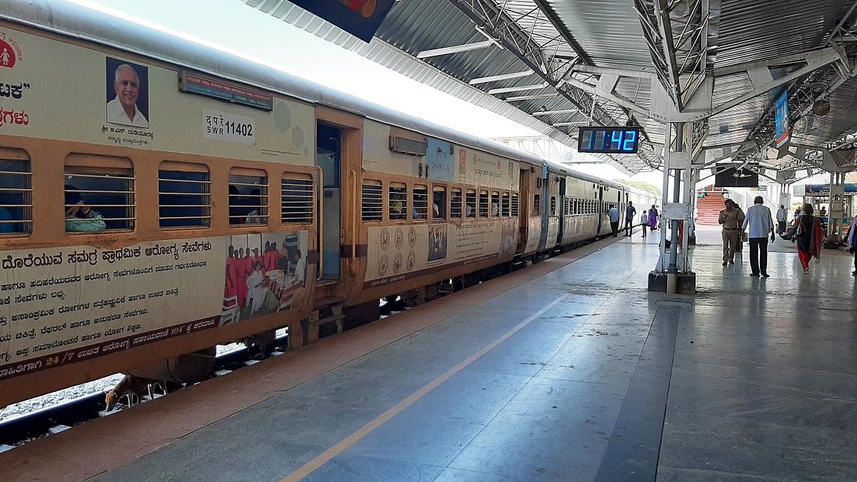 Covid-19: Numbers of passengers in trains, buses decline