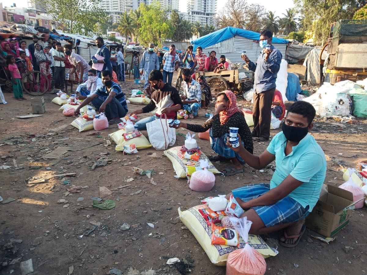 Ragpickers get cooking ingredients from NGO