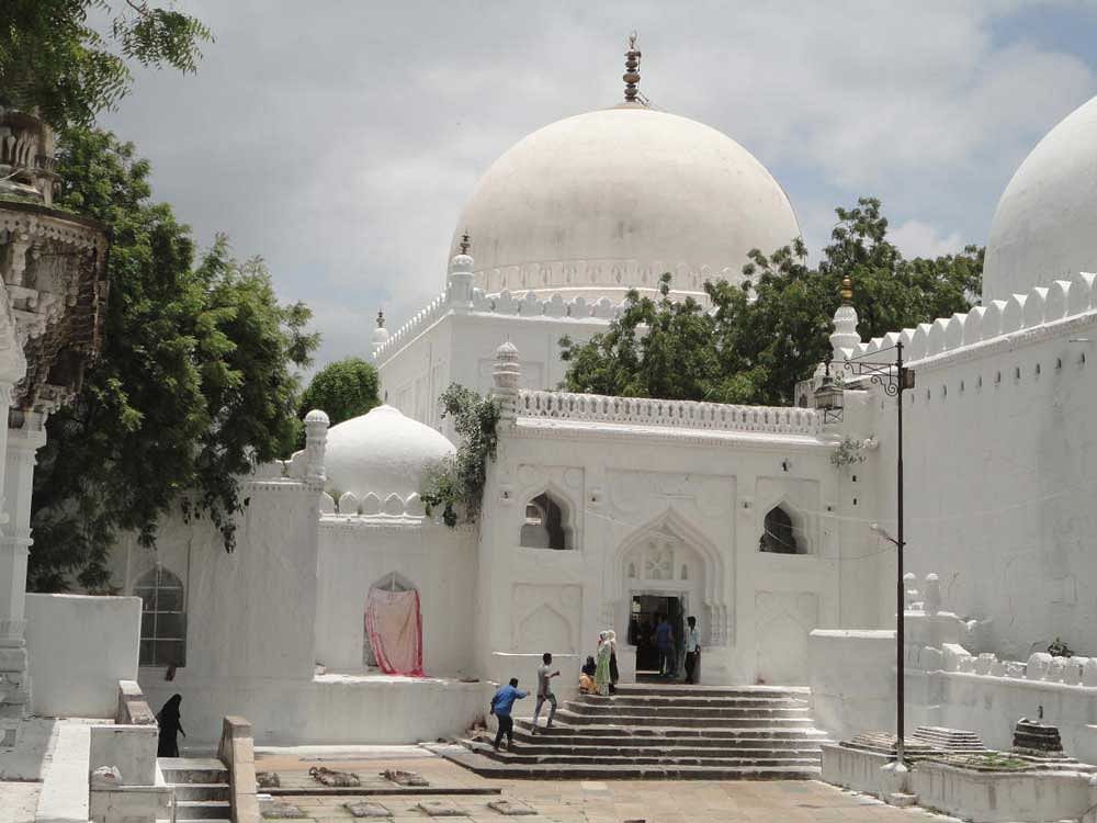 Dargah in Market Road Gulbarga, Gulbarga - Famous Muslim Tombs near me -  Justdial