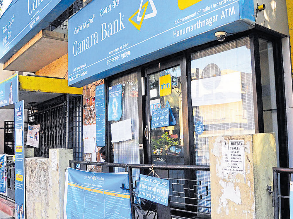 Two flee with cash meant for Canara Bank ATMs