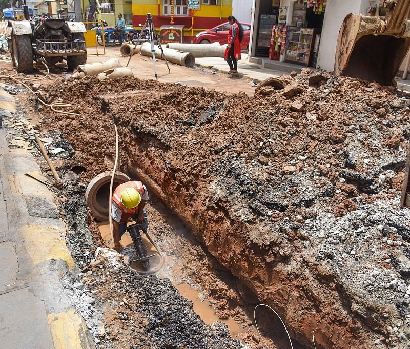 Sewage pipeline work chokes traffic on Magrath Road