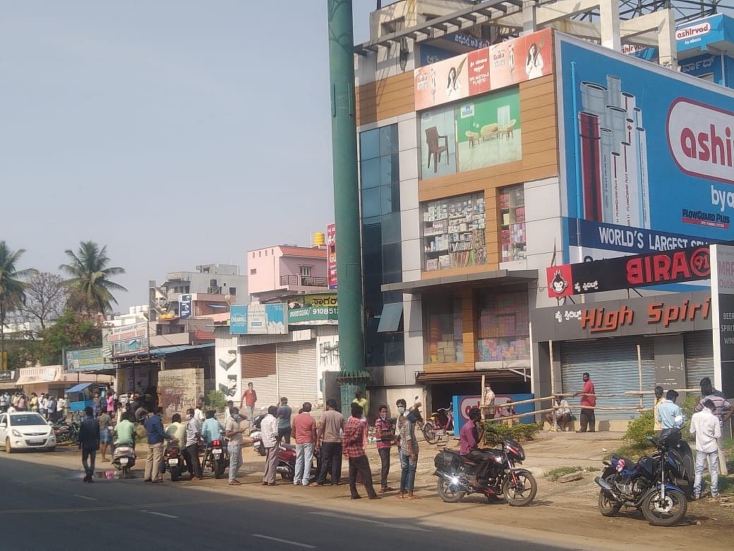 Coronavirus Lockdown 3.0: Traffic in full swing, long queues in front of liquor shops in Bengaluru
