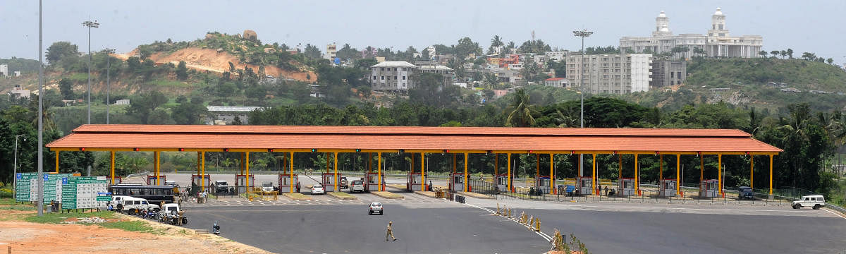 Robbers attack NICE toll booth at Sompura
