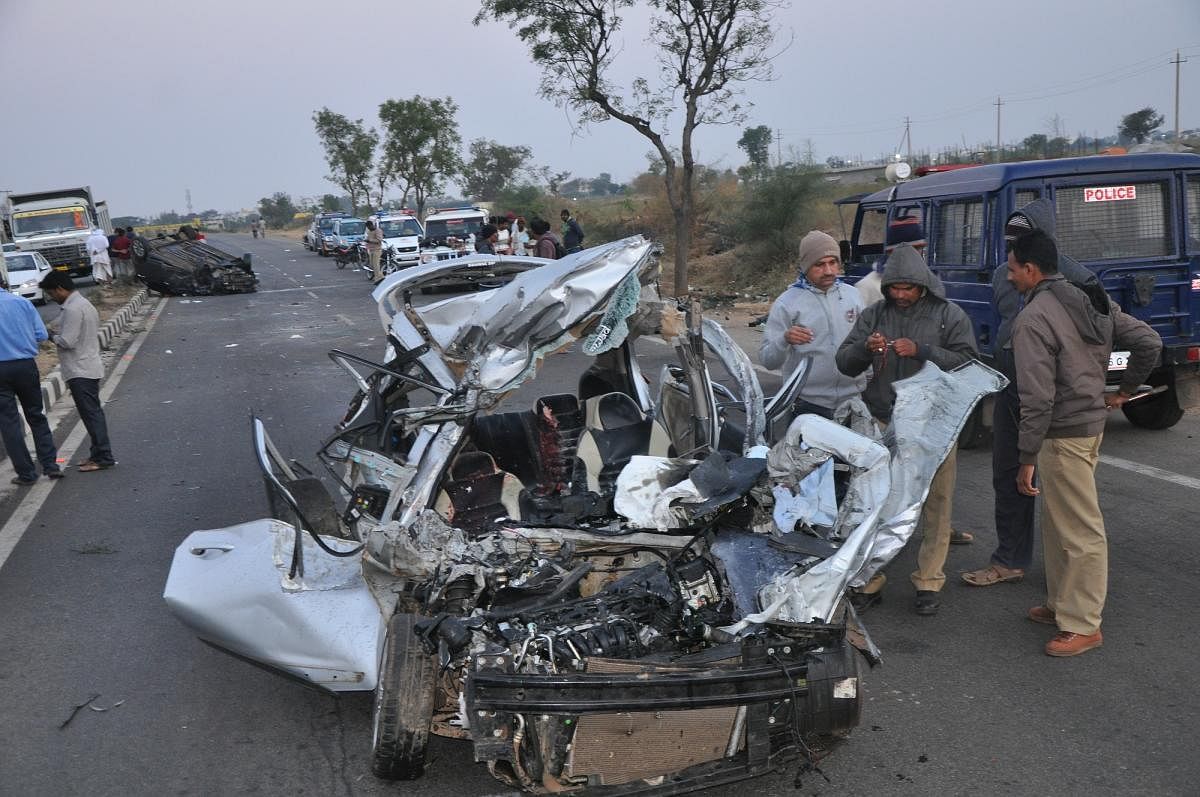 Six killed as two cars collide head-on near Gadag