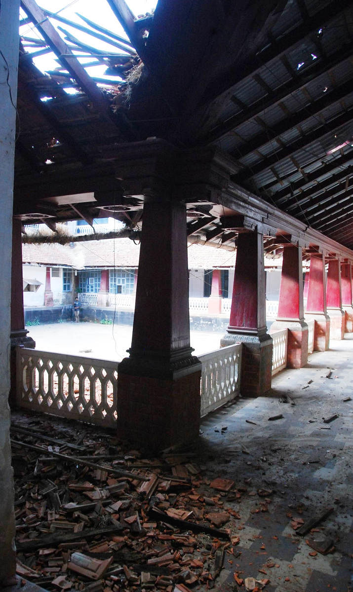 Roof of old fort palace collapses