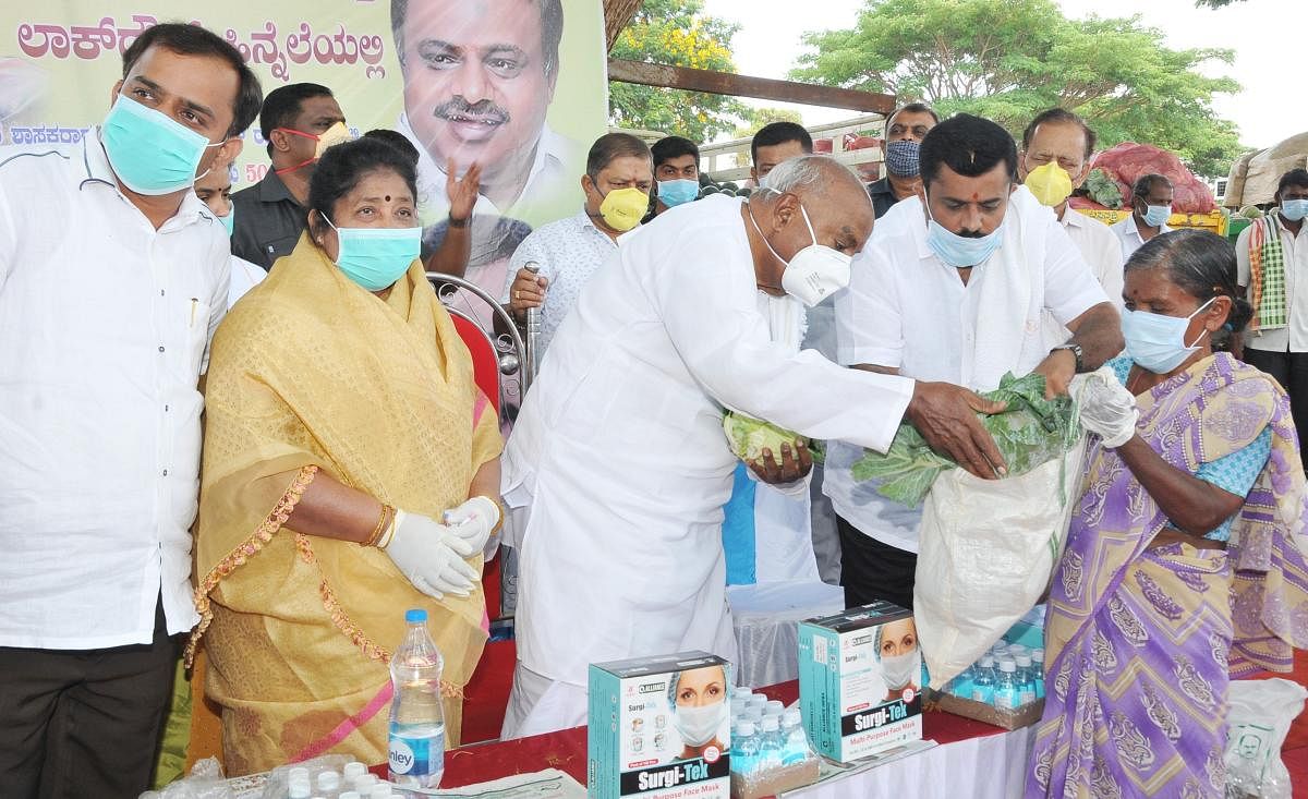 Deve Gowda launches MLA's drive to feed 50,000 poor families