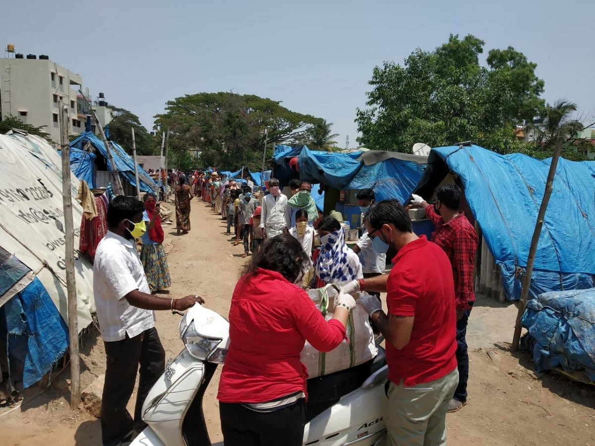 Karnataka: Coronavirus warriors roped in to filter fake news, now fill stomachs of migrant workers during lockdown