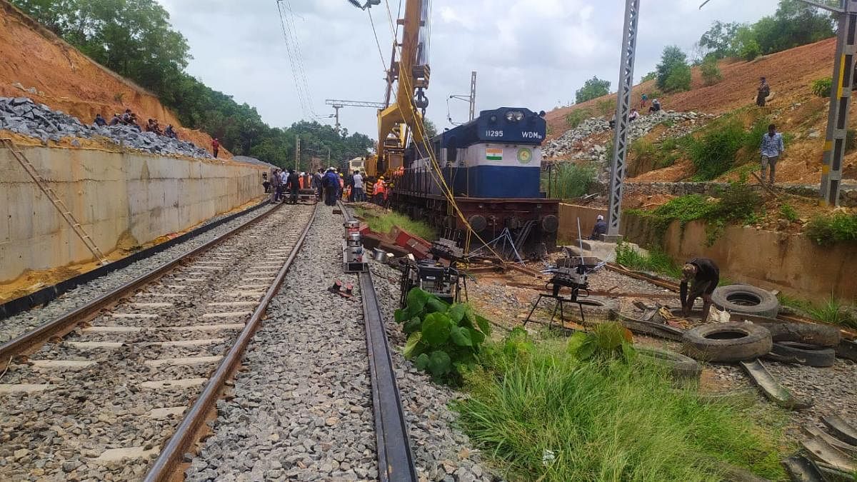 Locomotive of train derails, no injuries