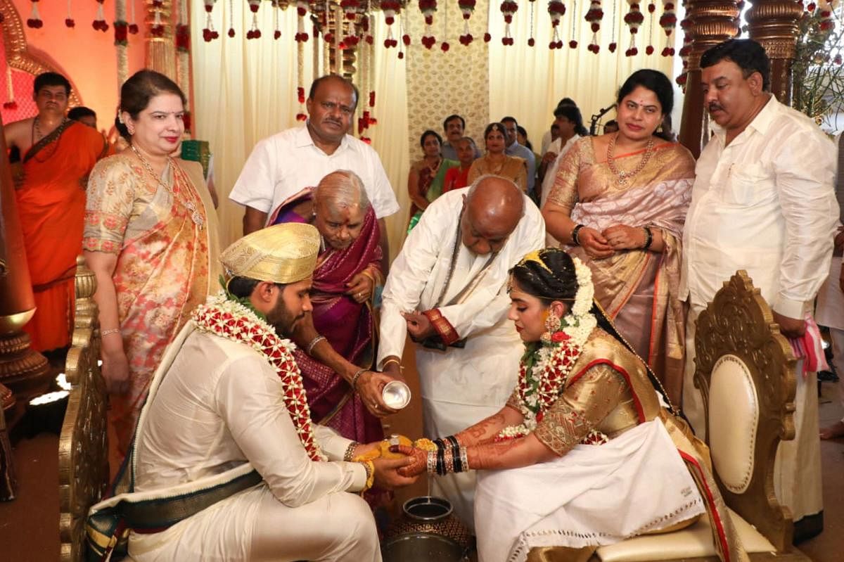 Kumaraswamy thanks CM Yediyurappa for backing family on son's wedding