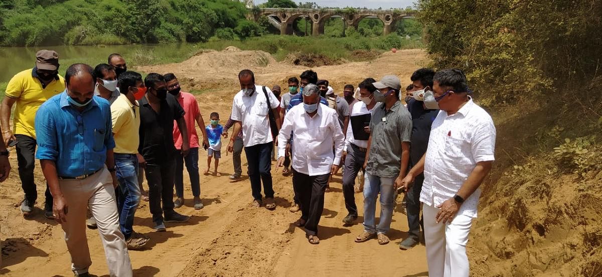 Minister inspects desilting work in Cauvery