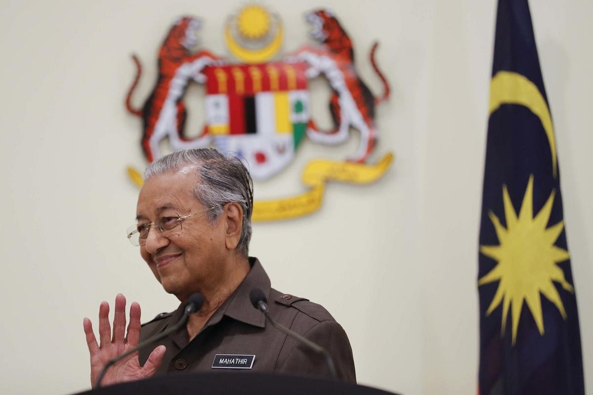 Mahathir Mohamad ousted from party amid power struggle