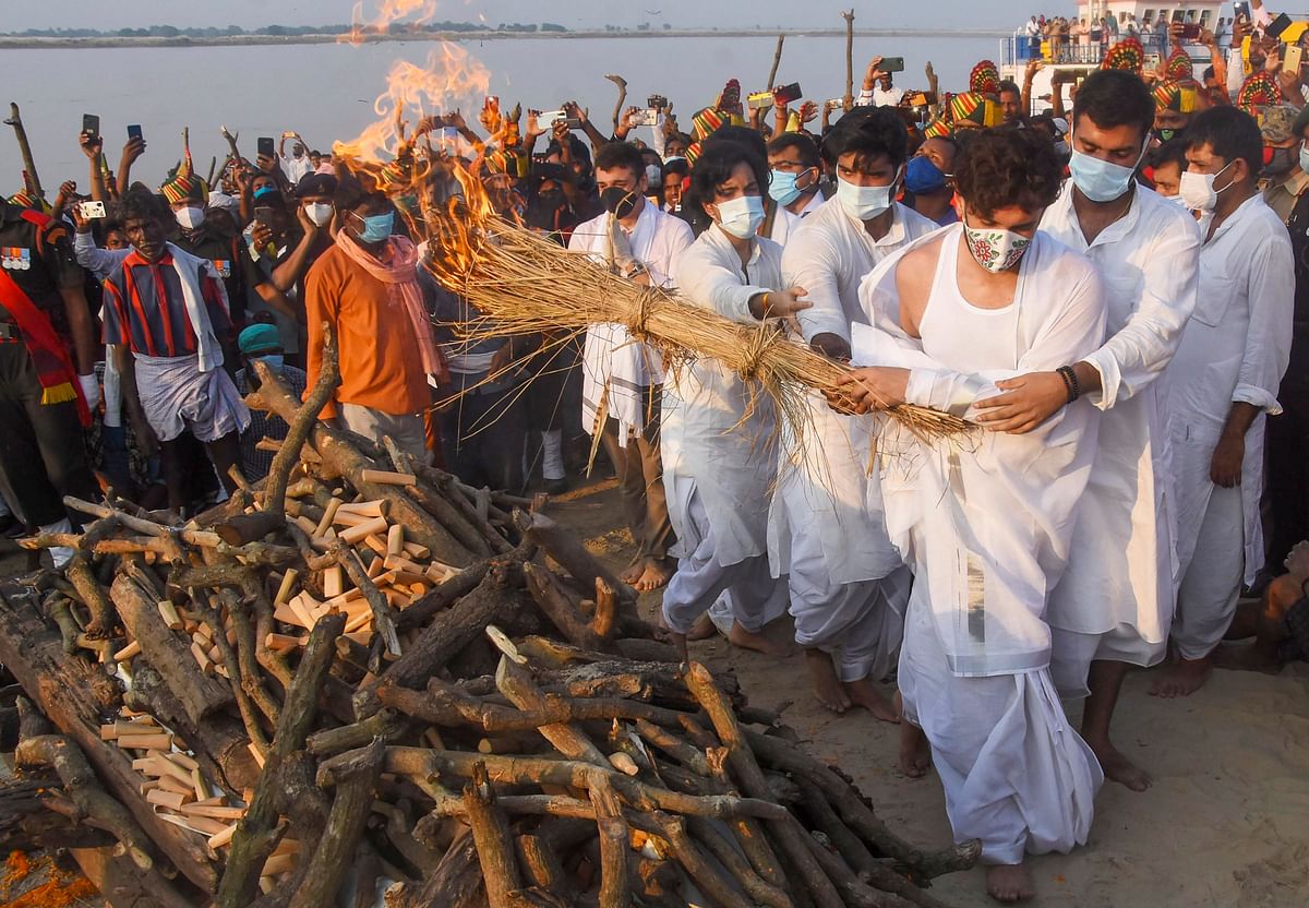 Chirag Paswan, son of Union Minister and Lok Janshakti Party (LJP) leader late Ramvilas Paswan, lights the funeral pyre containing the mortal remains of his father during the cremation ceremony, at Digha Ghat in Patna, Saturday, Oct. 10, 2020. Credit: PTI Photo