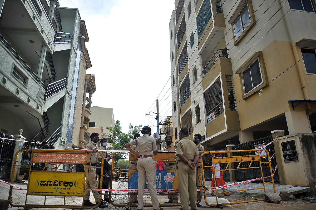 BBMP sealed down a five-storeyed apartment in Kumaraswamy Layout's Vittalnagar as a mother-daughter duo tested positive for the new Coronavirus variant. The 37 people residing in 15 houses in the apartment are said to be the duo's secondary contacts as they've all used the same staircases and lifts. Credit: DH Photo/Pushkar V