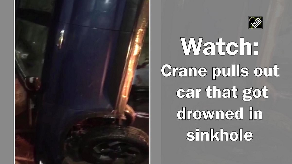 Crane pulls out car that drowned in sinkhole in Mumbai