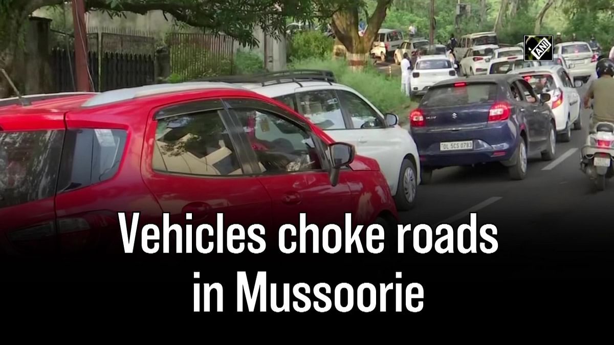 Vehicles choke roads in Uttarakhand 's Mussoorie