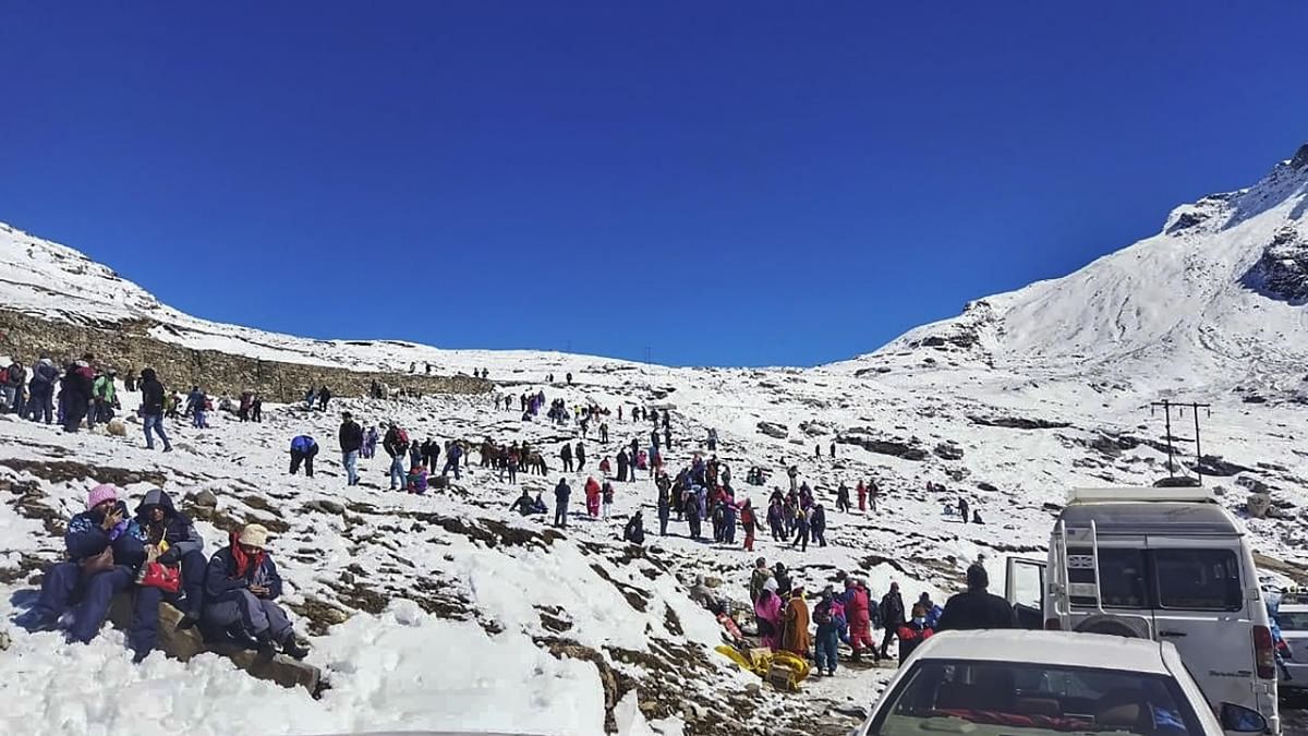 Tourists throng Rohtang following snowfall