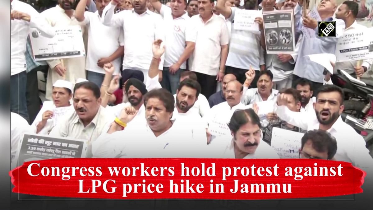 Congress workers hold protest against LPG price hike in Jammu 