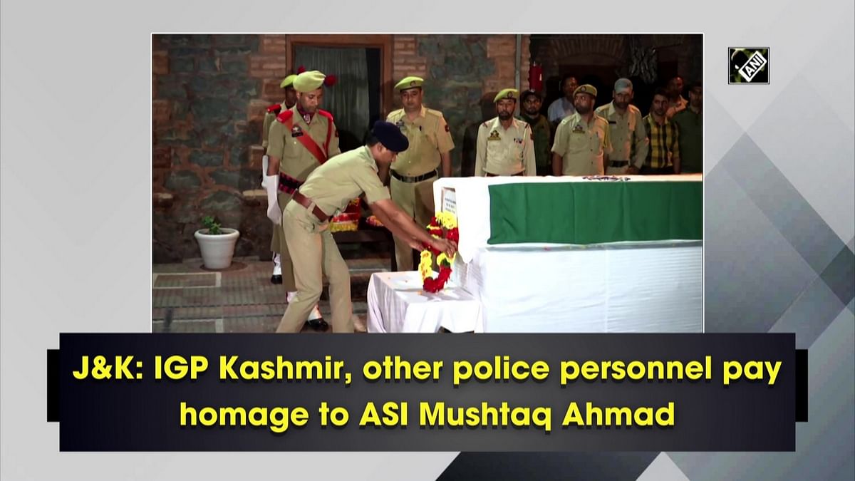 J&K: IGP Kashmir, other police personnel pay homage to ASI Mushtaq Ahmad