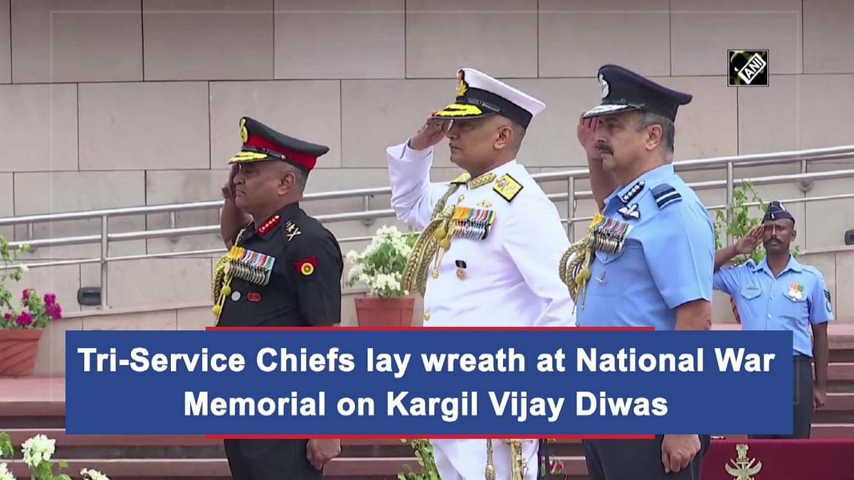 Tri-Service Chiefs lay wreath at National War Memorial on Kargil Vijay Diwas