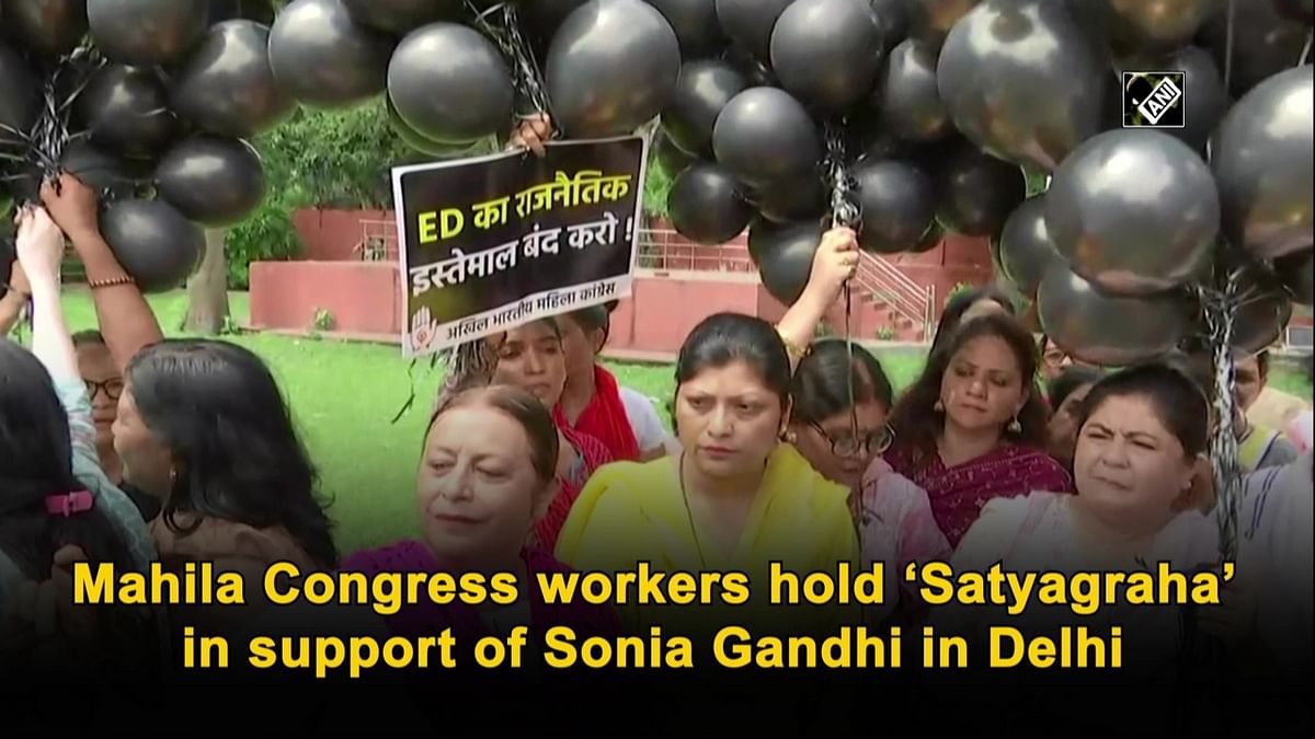 Mahila Congress workers hold ‘Satyagraha’ in support of Sonia Gandhi in Delhi