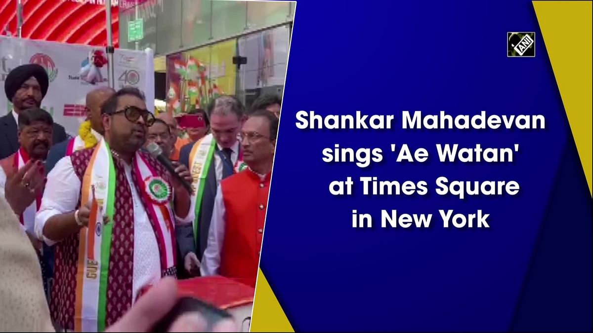 Shankar Mahadevan sings 'Ae Watan' at Times Square in New York
