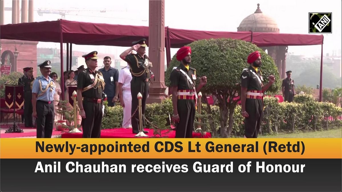 Newly-appointed CDS Lt General Anil Chauhan pays tribute at National War Memorial 