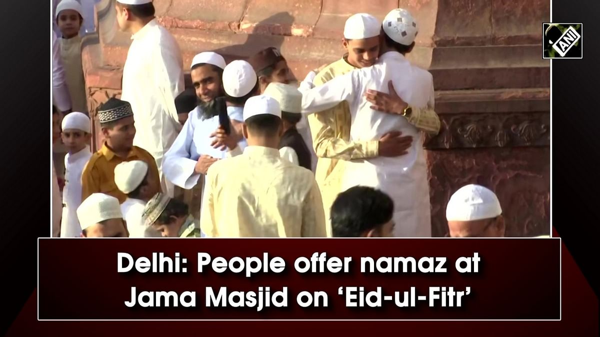 Delhi: People offer namaz at Jama Masjid on Eid-ul-Fitr