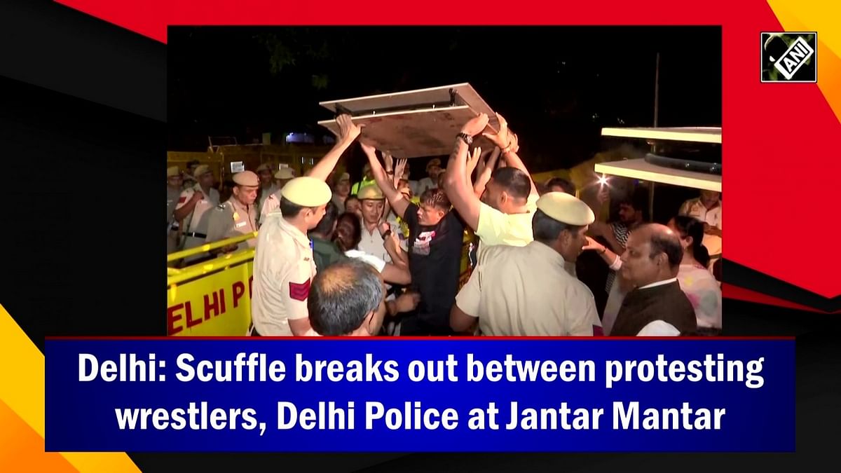 Delhi: Scuffle breaks out between protesting wrestlers, Delhi Police at Jantar Mantar