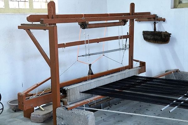 A loom inside a house in Bhujodi