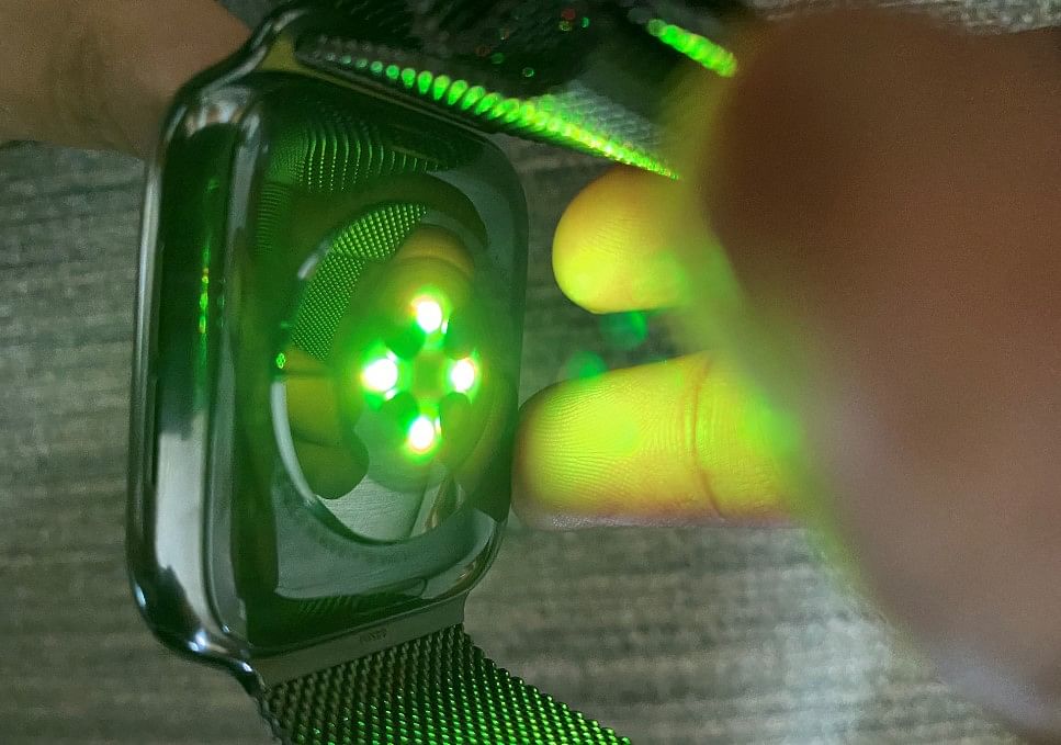 A cluster of green, red, and infrared LEDs at the crystal back of Apple Watch Series 6. Credit: DH Photo/KVN Rohit