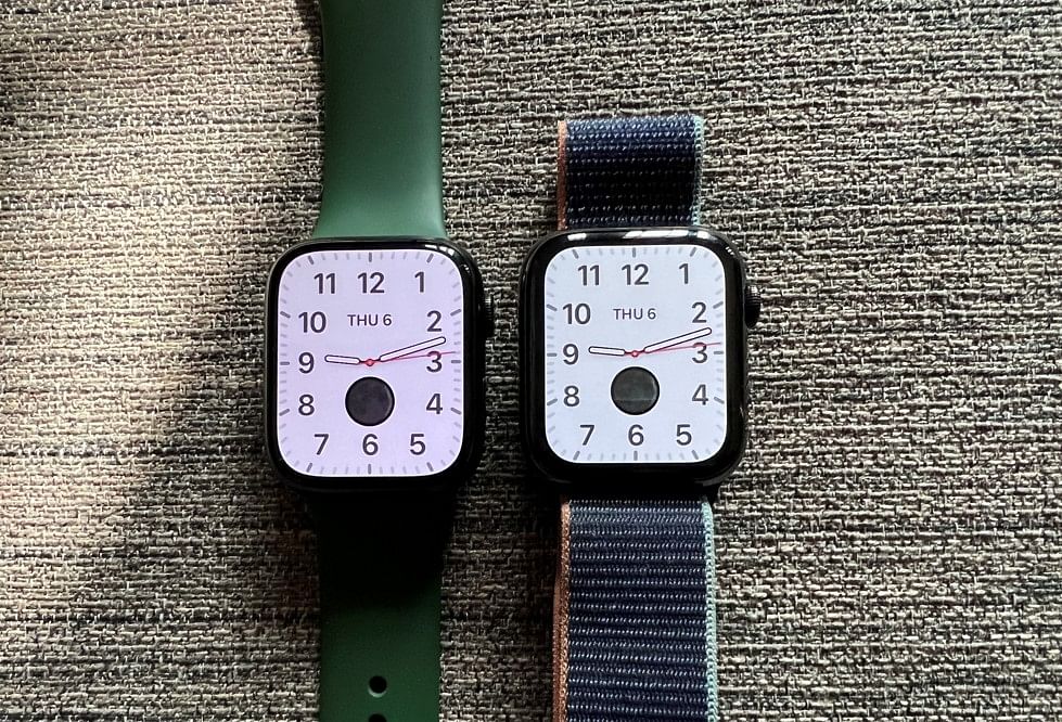Apple Watch Series 7 (left) and the Watch Series 6 (right). Credit: DH Photo/KVN Rohit