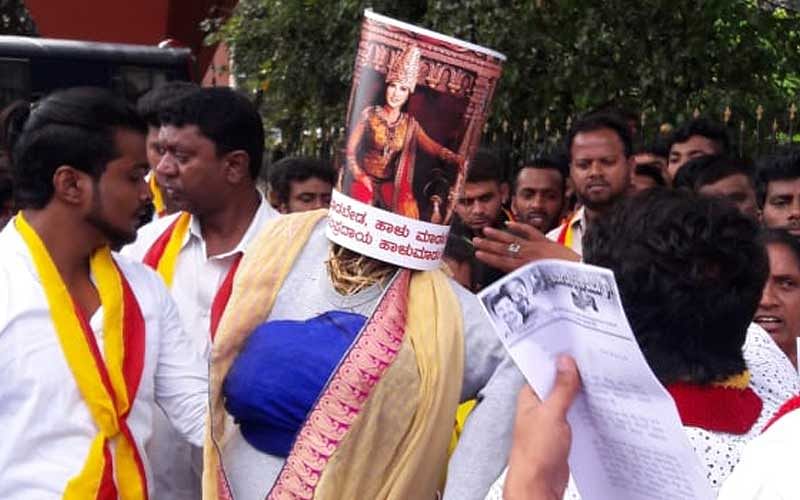 Karnataka Rakshna Vedhike (Yuva Sene) members protest against the movie 'Veeramahadevi' in Bengaluru on Monday. (DH Photo/Sandesh M S)
